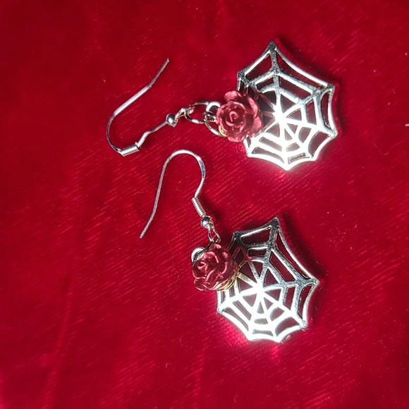 Cobweb & Rose Dangle Silvertone Red Earrings NWT - Picture 4 of 5